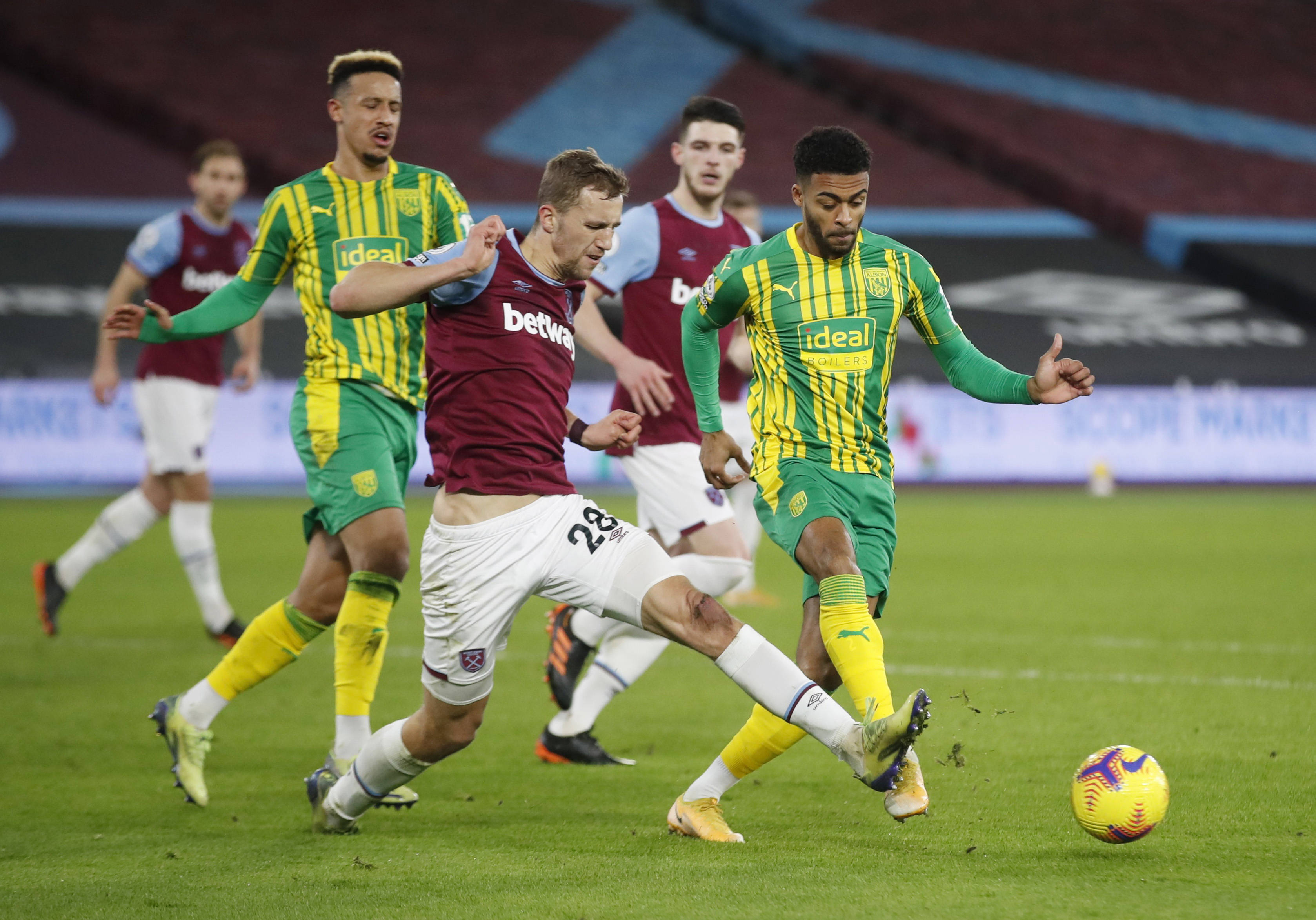 雷迪克：我们正把底角三分机会让给每个人，会尽全力提升防守（雷迪克：我们给了对手太多底角三分，正全力提升防守）